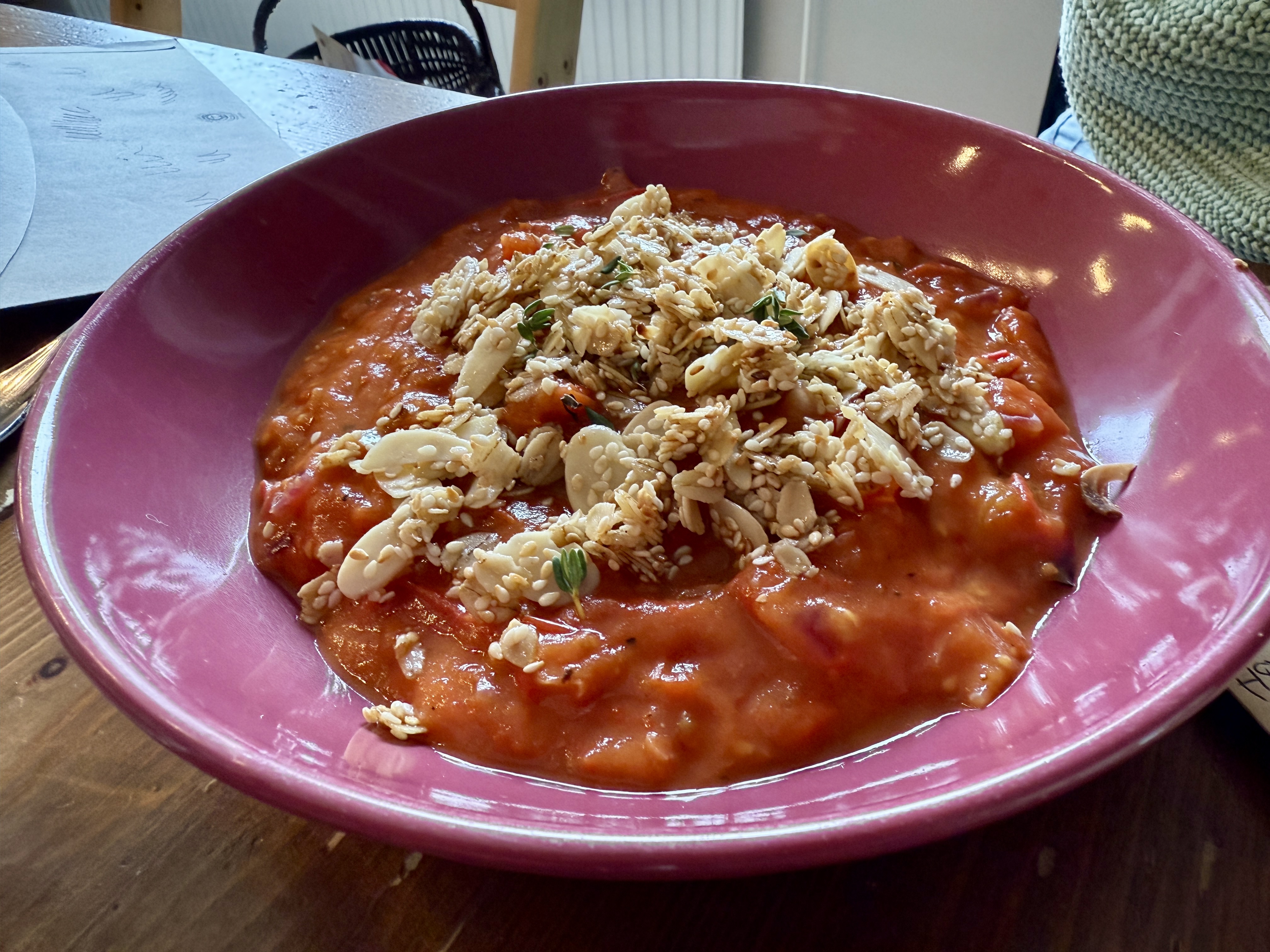 <i>Tomaten-Paprika-</i><i>Suppe mit</i><i>Pfannengranola</i>